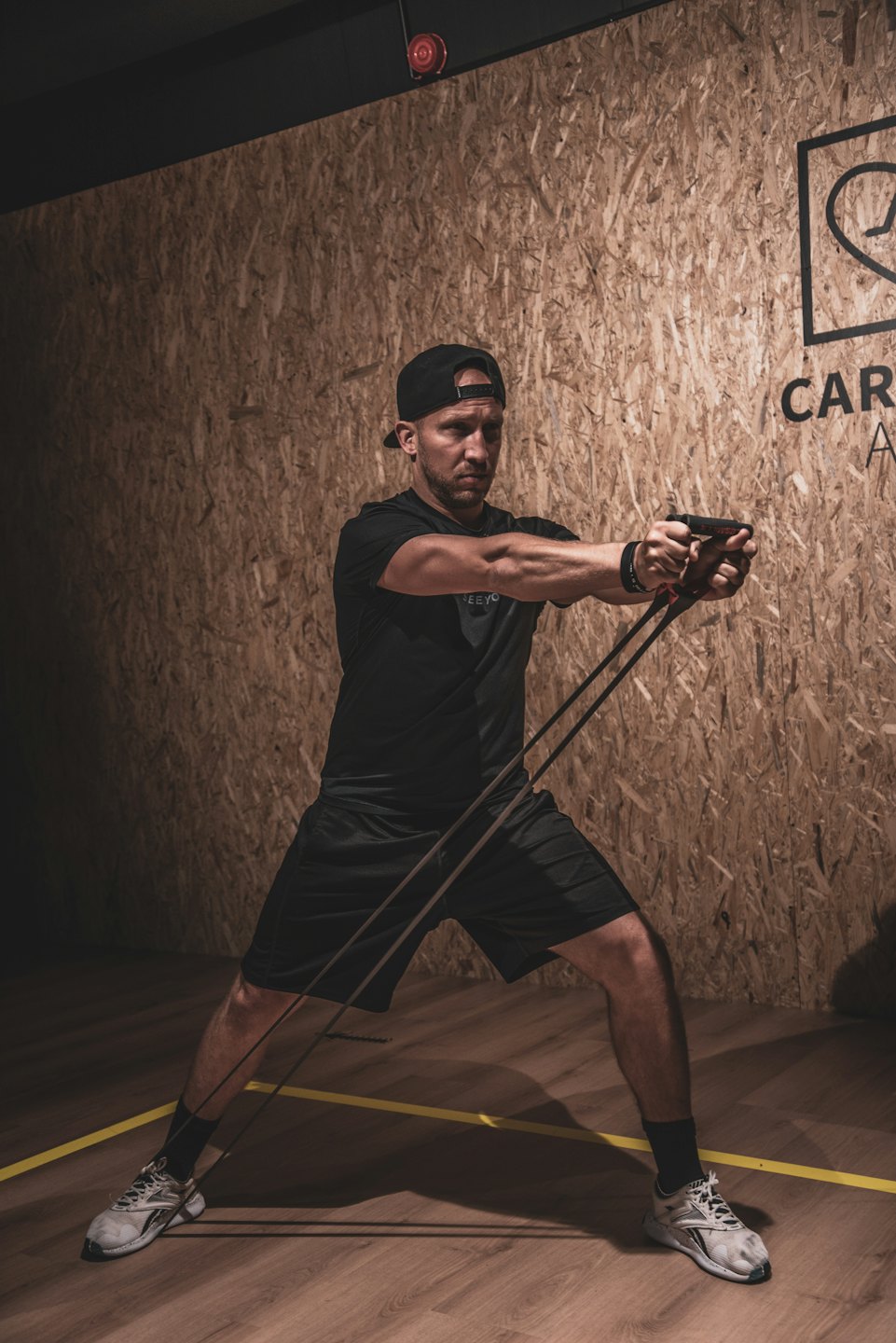 Mann trainiert mit einem Widerstandsband im Fitnessstudio.
